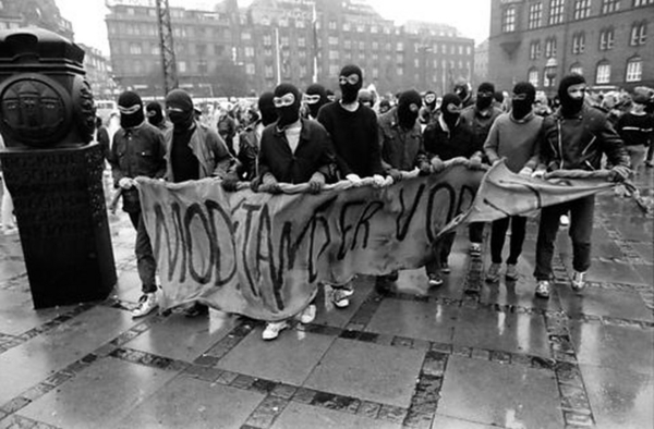 Demonstration fra Raadhuspladsen mod rydningen af det besatte hus i Ryesgade 58  14  september 1986  fotograf Einar vid Neyst  fra dfi dk 20081004 083300 7