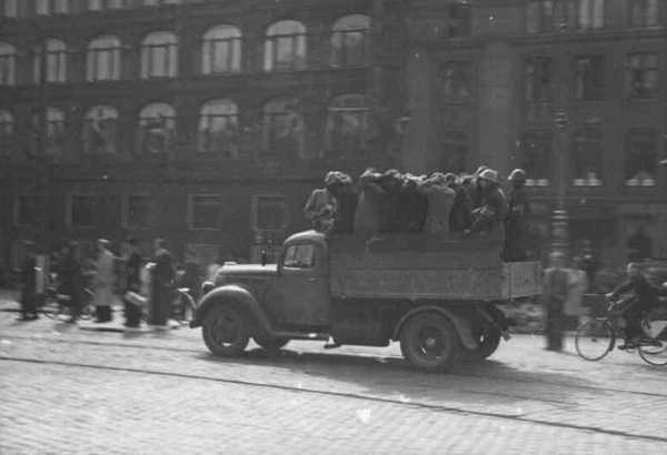 B   Modstandsfolk foerer mistaenkte bort paa lastvogn  1945