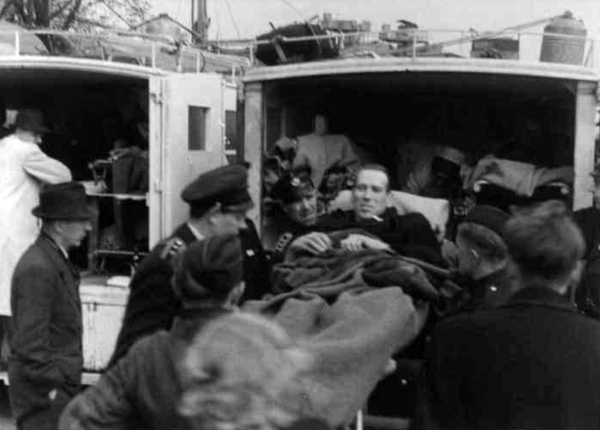 Hjemvendt fange paa baare loeftes ud af ambulance  Padborg  1945 05